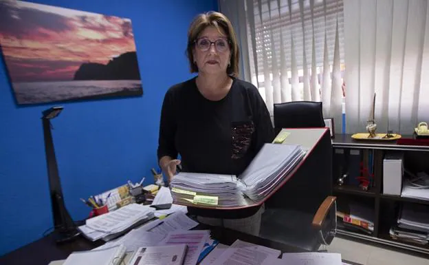 Concepción Abarca rodeada de papeles, con los que lleva años luchando. :