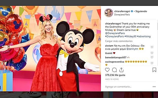 Chiara Ferragni con Mickey Mouse. 