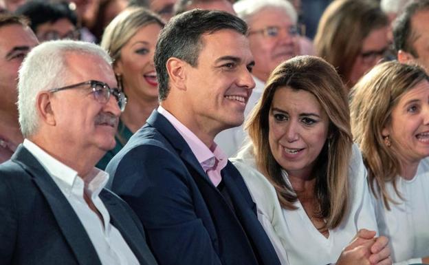 Pedro Sánchez arropa a Susana Díaz en Chiclana y pide «una mayoría rotunda» para que no haya bloqueos