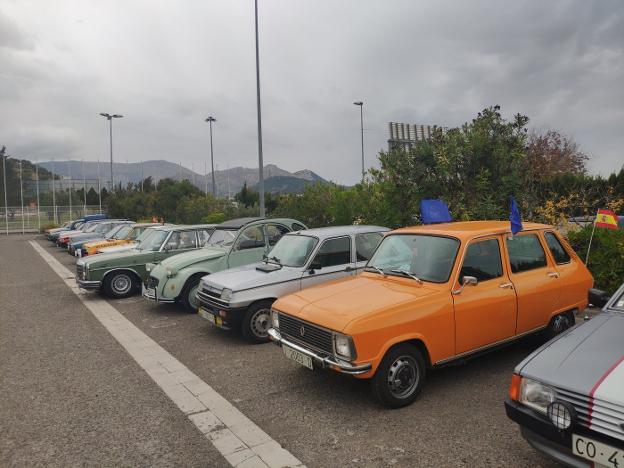 Exposición de más de cien coches Seat 600 y otros modelos de los años 60 y 70 ayer en Ifeja.