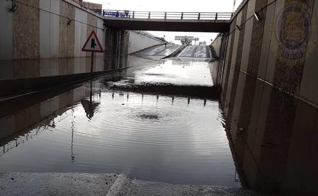 Una tromba de agua obligó a cortar el túnel de la avenida de Andalucía de Granada