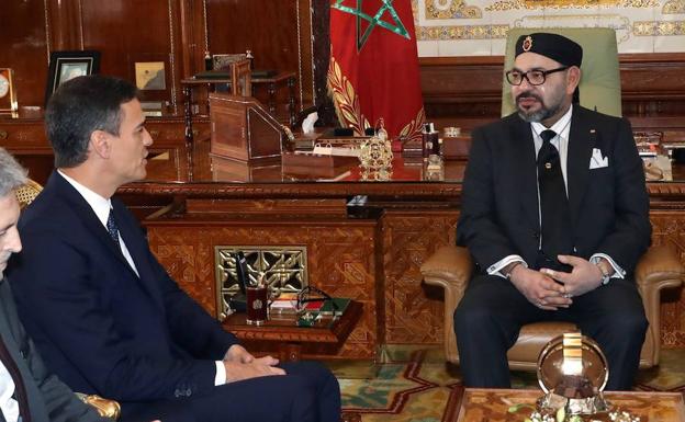 El presidente del Gobierno español, Pedro Sánchez, y el rey Mohamed VI de Marruecos durante el encuentro mantenido este lunes en el Palacio Real de Rabat.