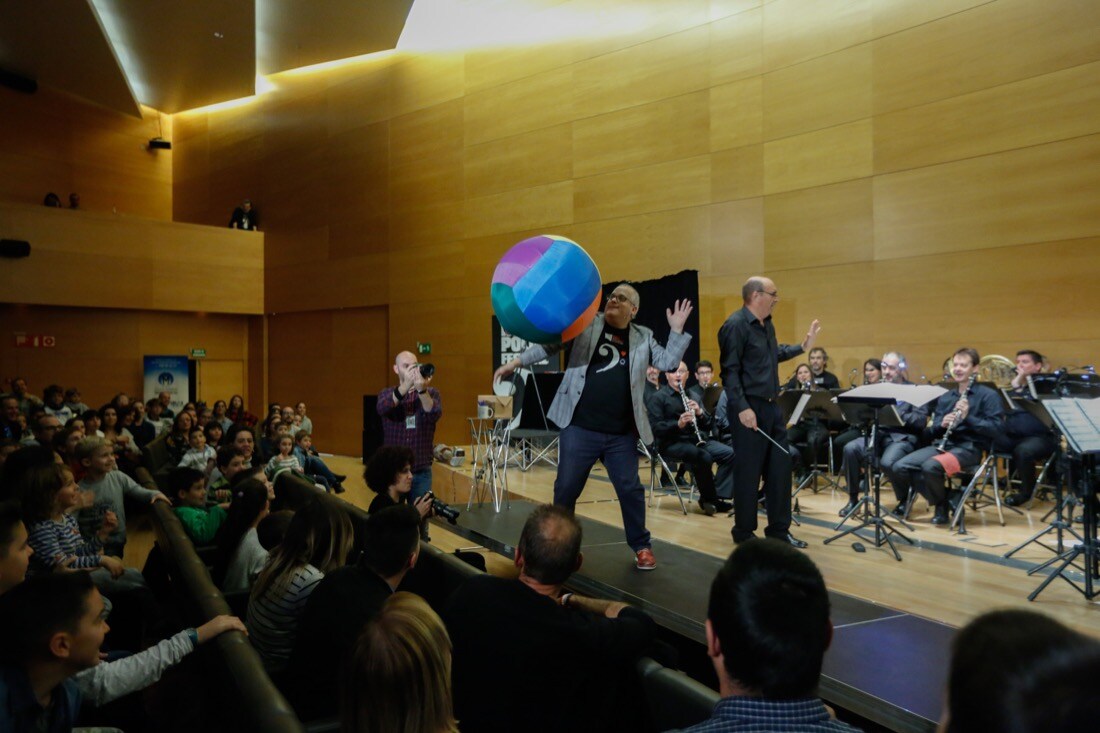 El Hocus Pocus Festival presentó este domingo el espectáculo 'Dando la nota', dirigido por MagoMigue y acompañado por la Banda Municipal de Granada y Year Teatro