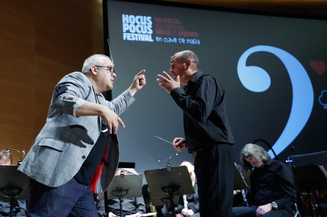El Hocus Pocus Festival presentó este domingo el espectáculo 'Dando la nota', dirigido por MagoMigue y acompañado por la Banda Municipal de Granada y Year Teatro