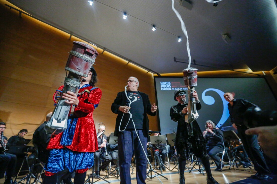 El Hocus Pocus Festival presentó este domingo el espectáculo 'Dando la nota', dirigido por MagoMigue y acompañado por la Banda Municipal de Granada y Year Teatro