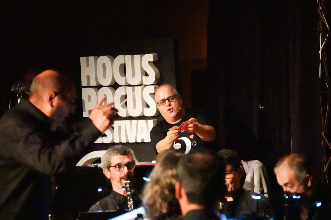 El Hocus Pocus Festival presentó este domingo el espectáculo 'Dando la nota', dirigido por MagoMigue y acompañado por la Banda Municipal de Granada y Year Teatro
