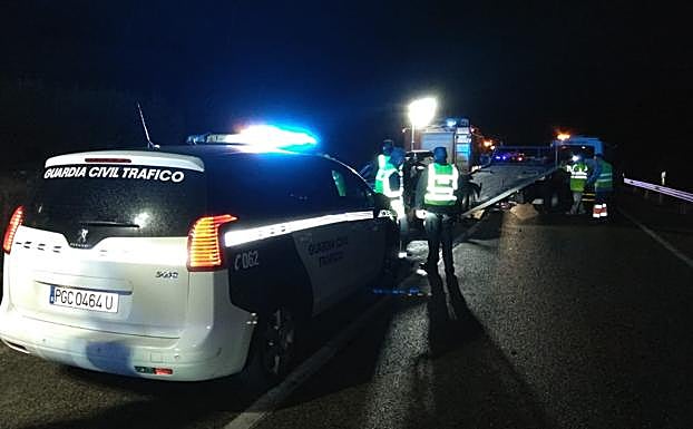 Agentes de la Guardia Civil en el lugar del siniestro.