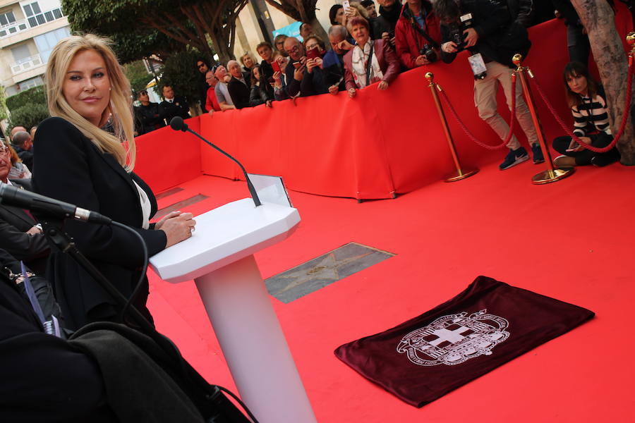 La actriz Alison Doody descubre la estrella con su nombre que desde ahora en adelante recordará su paso por Almería para el rodaje de 'Indiana Jones y la Última Cruzada'