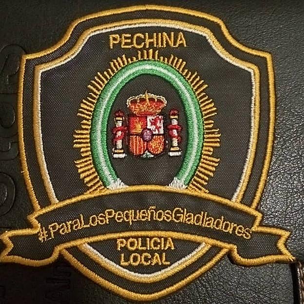 La Policia Local de Pechina vende escudos solidarios contra el cáncer