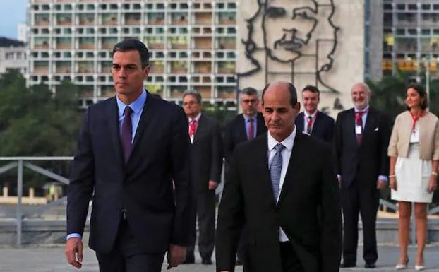 El presidente del Gobierno español, Pedro Sánchez, y el viceministro cubano de Relaciones Exteriores, Rogelio Sierra (d), llegan a la Plaza de la Revolución de La Habana. 