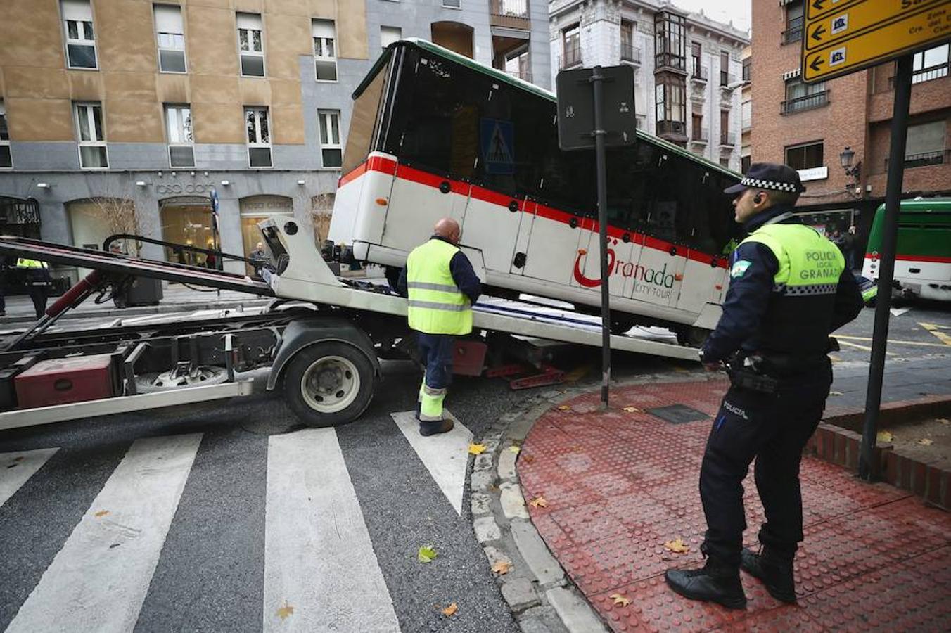 La retirada del vehículo ha obligado a cortar el tráfico en la calle Ángel Ganivet