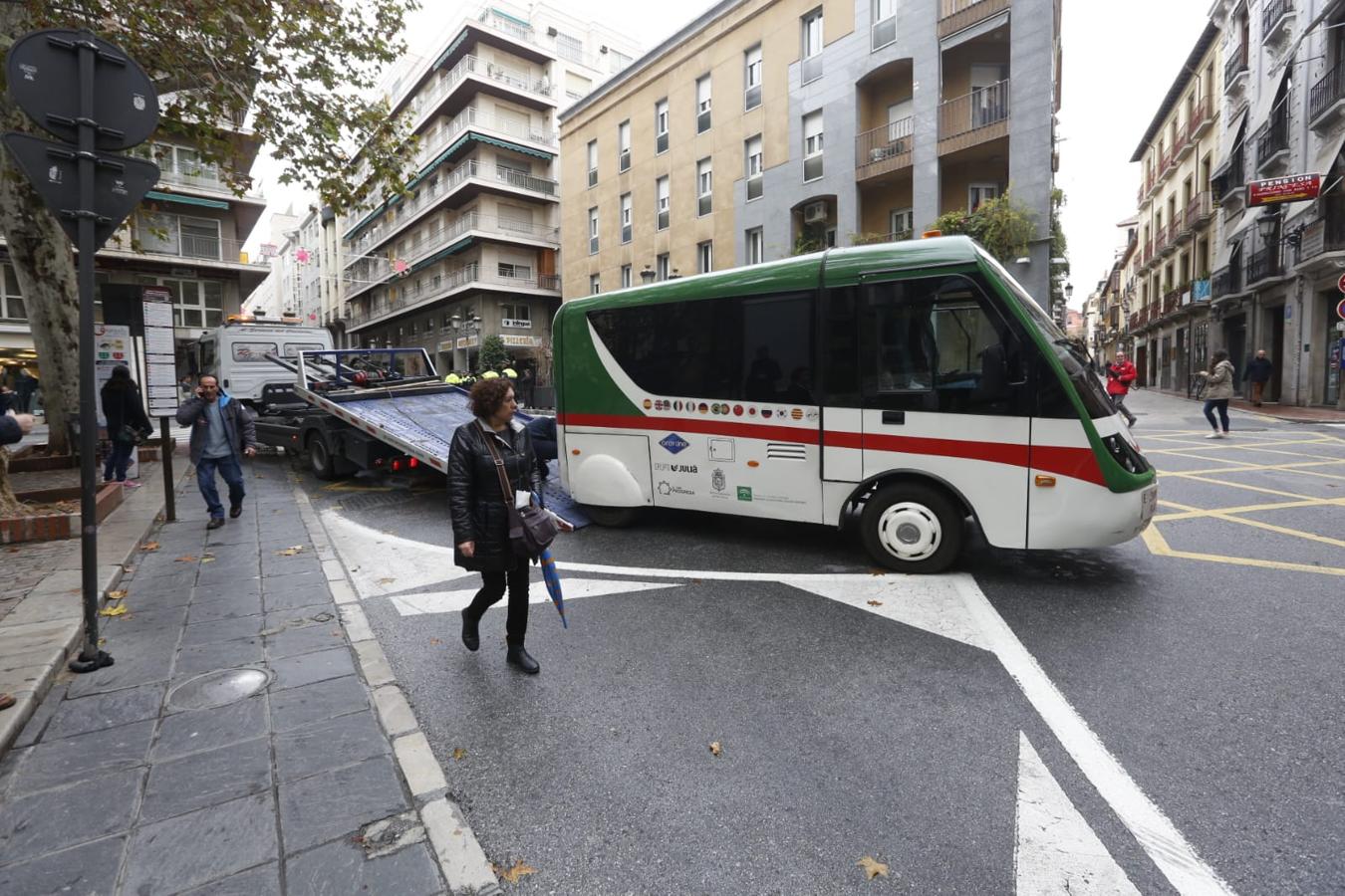 La retirada del vehículo ha obligado a cortar el tráfico en la calle Ángel Ganivet