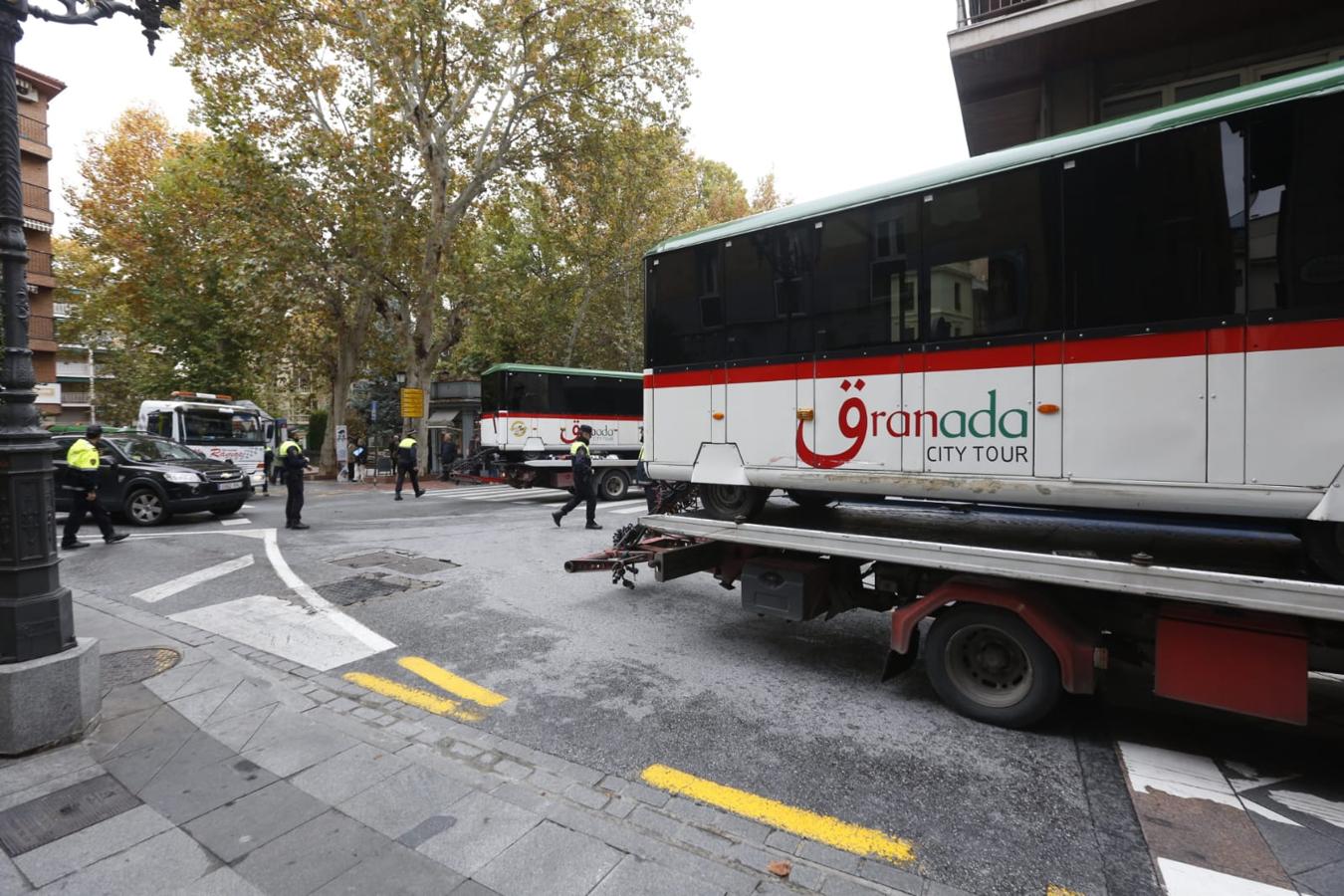 La retirada del vehículo ha obligado a cortar el tráfico en la calle Ángel Ganivet