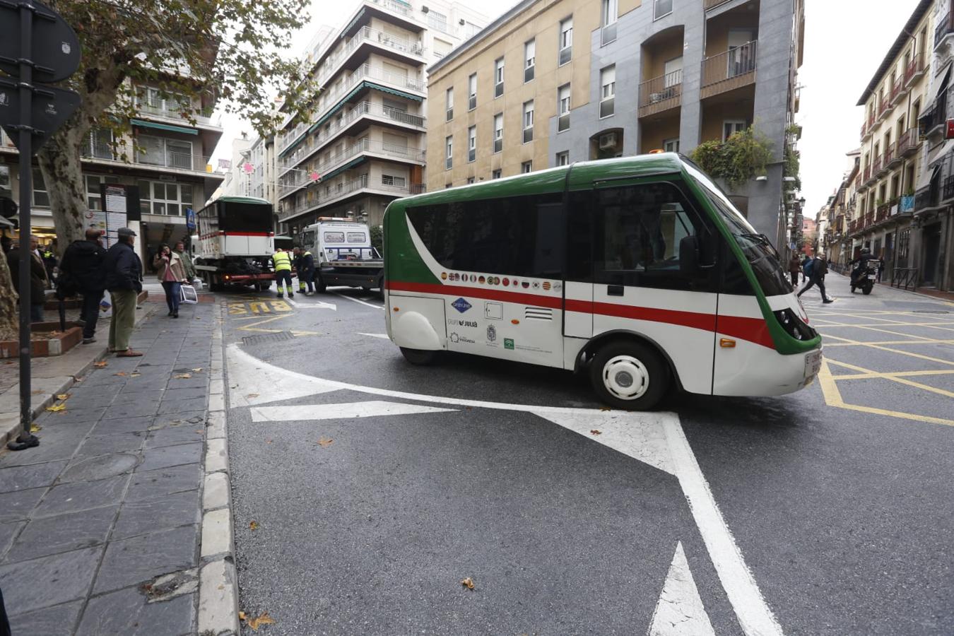 La retirada del vehículo ha obligado a cortar el tráfico en la calle Ángel Ganivet