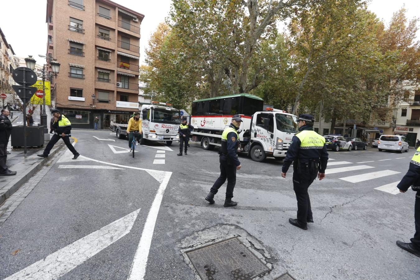 La retirada del vehículo ha obligado a cortar el tráfico en la calle Ángel Ganivet