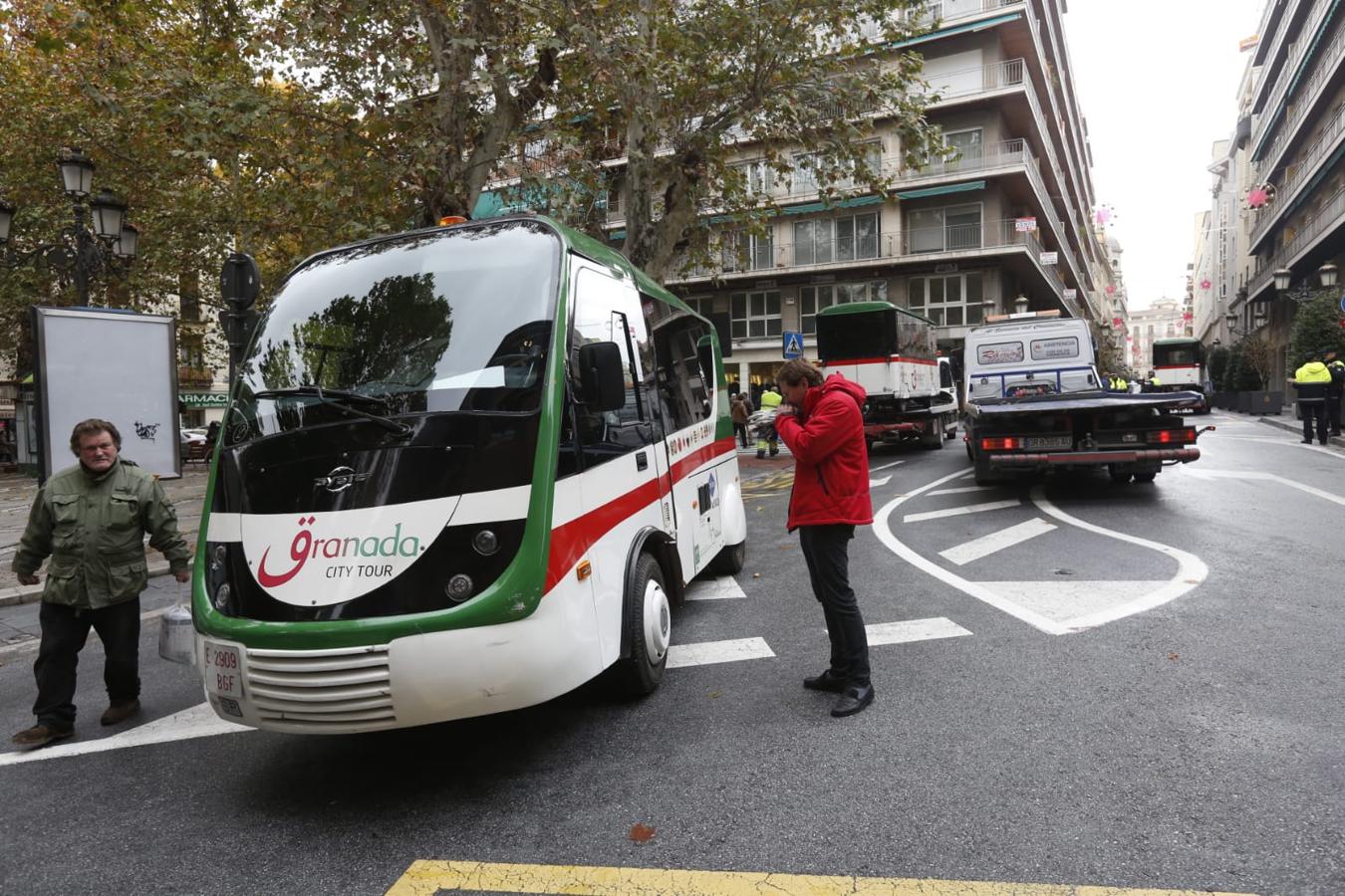 La retirada del vehículo ha obligado a cortar el tráfico en la calle Ángel Ganivet