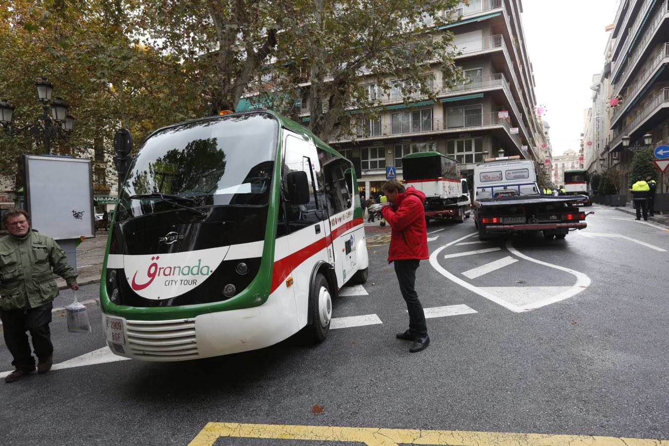 La retirada del vehículo ha obligado a cortar el tráfico en la calle Ángel Ganivet