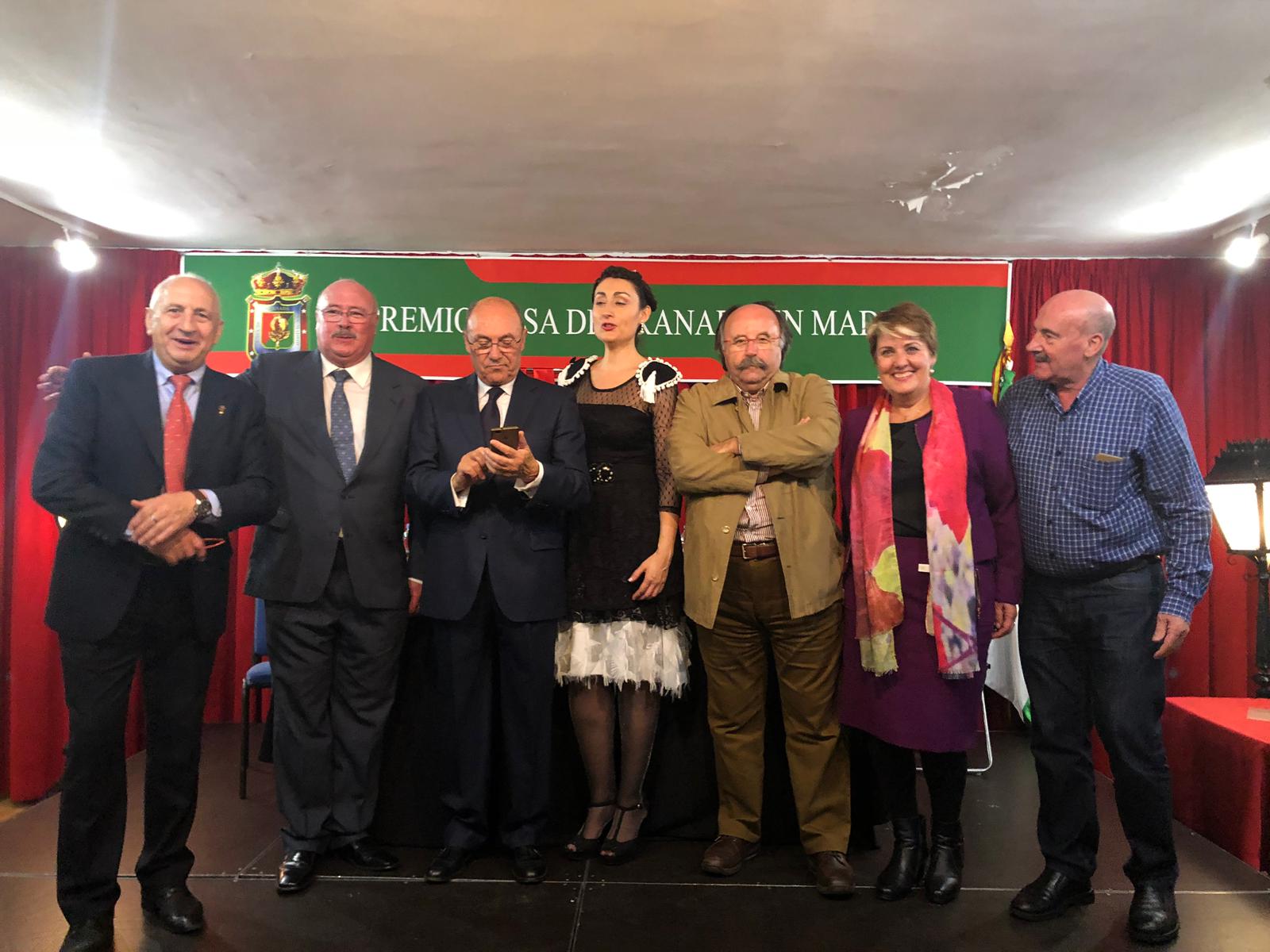 La Casa de Granada en Madrid distinguió ayer IDEAL con el premio que lleva el nombre de la institución. El presidente de la Casa de Granada, Francisco Almendros, entregó la distinción al director del periódico, Eduardo Peralta. Antes, Tico Medina deleitó a los asistentes con una laudatio sobre esta casa. Entre los asistentes estuvo el obispo auxiliar de Getafe, el granadino José Rico Pavés.