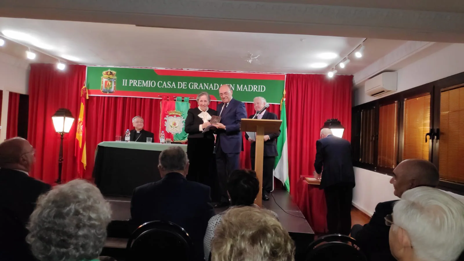 La Casa de Granada en Madrid distinguió ayer IDEAL con el premio que lleva el nombre de la institución. El presidente de la Casa de Granada, Francisco Almendros, entregó la distinción al director del periódico, Eduardo Peralta. Antes, Tico Medina deleitó a los asistentes con una laudatio sobre esta casa. Entre los asistentes estuvo el obispo auxiliar de Getafe, el granadino José Rico Pavés.