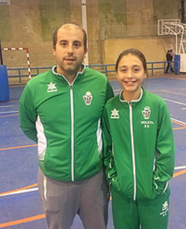 El técnico Israel y la jugadora Violeta.