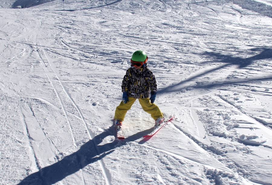 Un total de 1.800 esquiadores y 300 visitantes han disfrutado de jornada inaugural, en la que se abrió 47 kilómetros de pistas