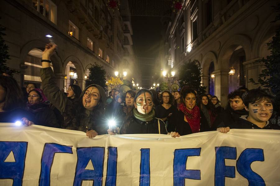 Una protesta que partió a las diez de la noche de Plaza Nueva y recorrió el Centro de la ciudad hasta medianoche