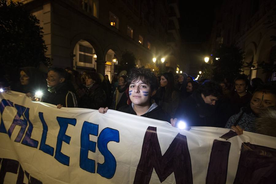 Una protesta que partió a las diez de la noche de Plaza Nueva y recorrió el Centro de la ciudad hasta medianoche