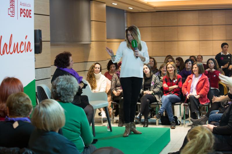 La presidenta de la Junta ha visitado Granada este 25-N en plena campaña electoral