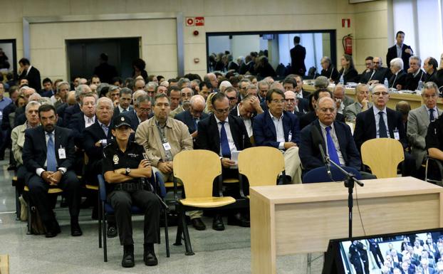 Rodrigo Rato y el resto de condenados por las 'black', en la misma sala que se celebra el juicio del 'caso Bankia'.