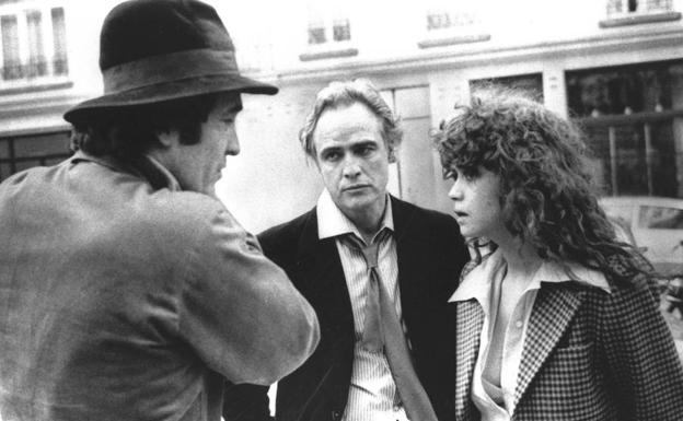 Imagen principal - Bernardo Bertolucci en el rodaje de 'El último tango en París', junto a Marlon Brando y Maria Schneider; en la presentación de su última película, 'Yo y tú', en 2012; y con uno de los nueve Oscar que recibió por 'El último emperador' en 1988. 