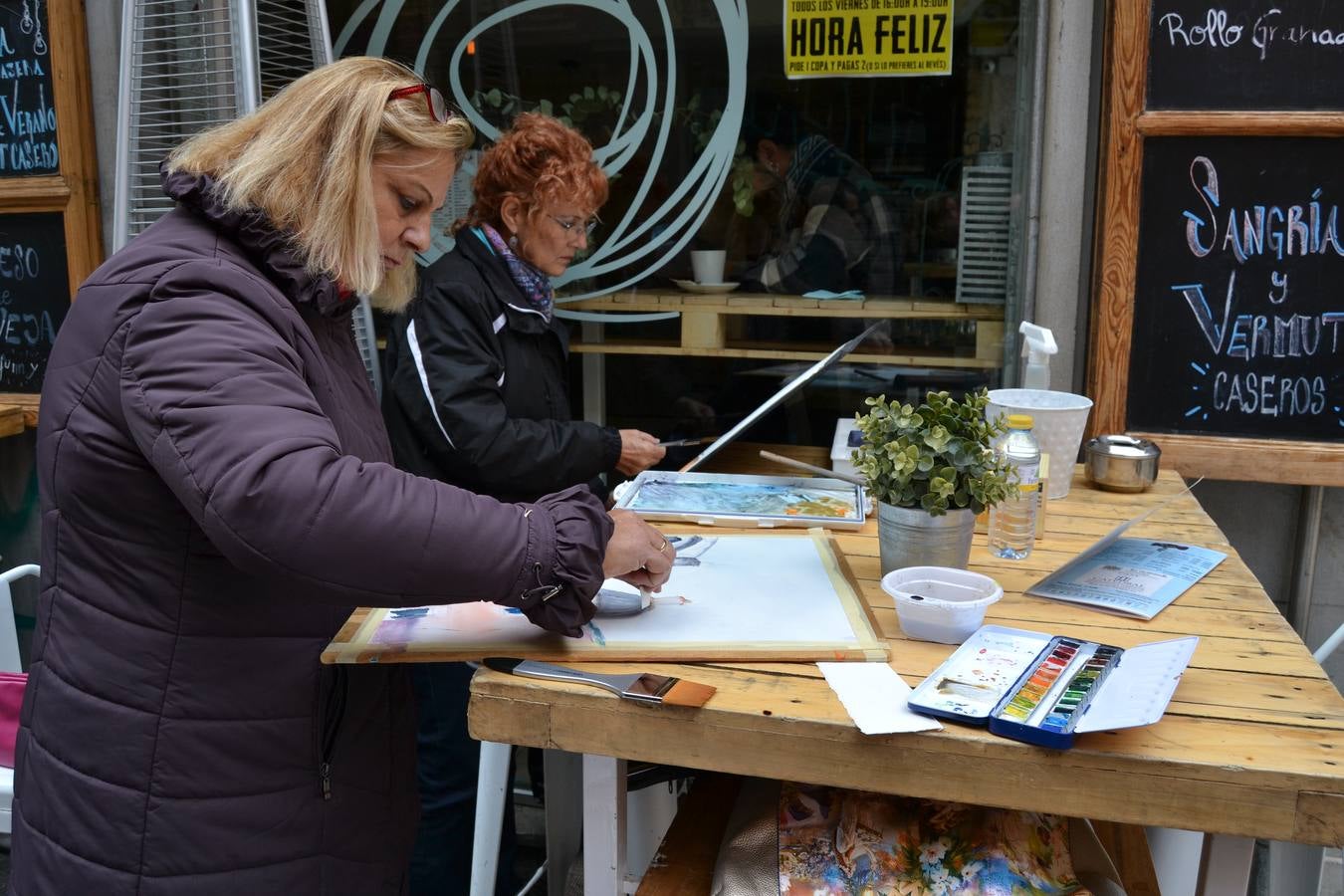 Un centenar de pintores de Andalucía Oriental celebraron el domingo, 25 de noviembre, el Día Mundial de la Acuarela, en el entorno de la Catedral de Granada