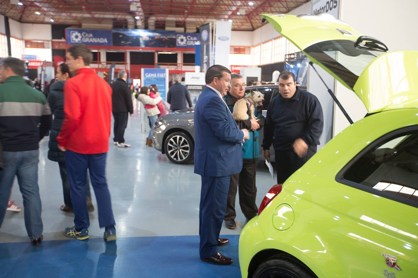 El público volvió a llenar ayer el recinto de la Feria de Muestras, que ha visto como varios miles de personas han cruzado sus puertas atraídos por los coches y motos expuestas en estos días