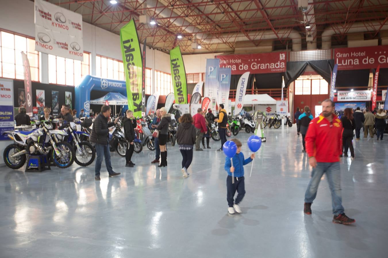 El público volvió a llenar ayer el recinto de la Feria de Muestras, que ha visto como varios miles de personas han cruzado sus puertas atraídos por los coches y motos expuestas en estos días