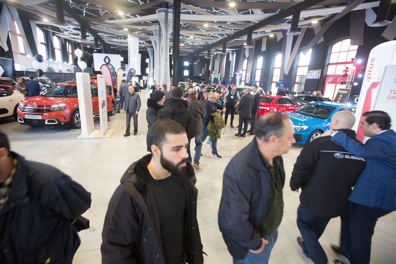 El público volvió a llenar ayer el recinto de la Feria de Muestras, que ha visto como varios miles de personas han cruzado sus puertas atraídos por los coches y motos expuestas en estos días