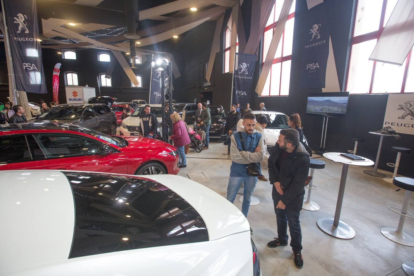 El público volvió a llenar ayer el recinto de la Feria de Muestras, que ha visto como varios miles de personas han cruzado sus puertas atraídos por los coches y motos expuestas en estos días