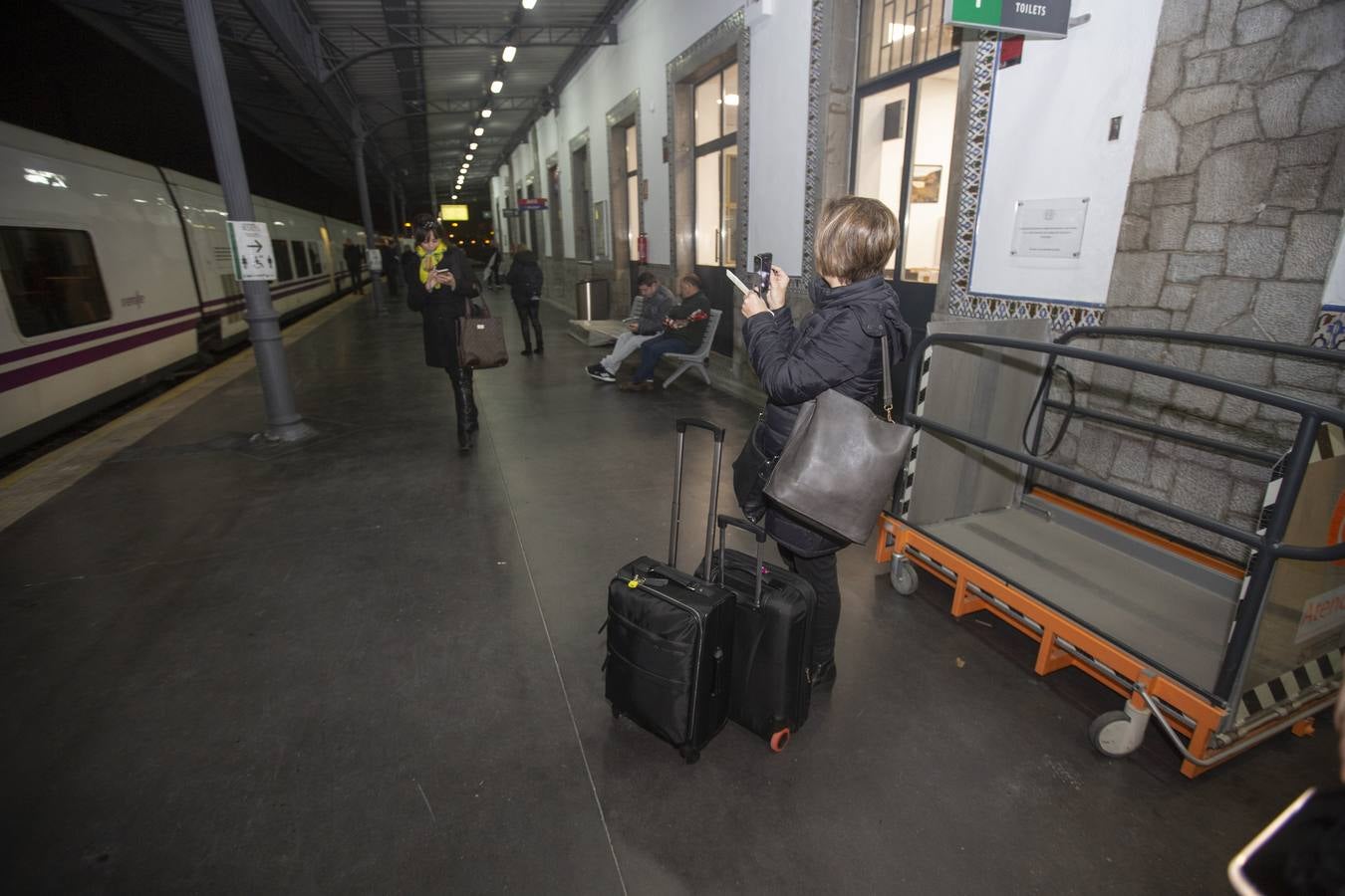 A las 7:35 horas ha partido puntual, con 110 viajeros a bordo, el Talgo que une ya Granada con Madrid en cinco horas