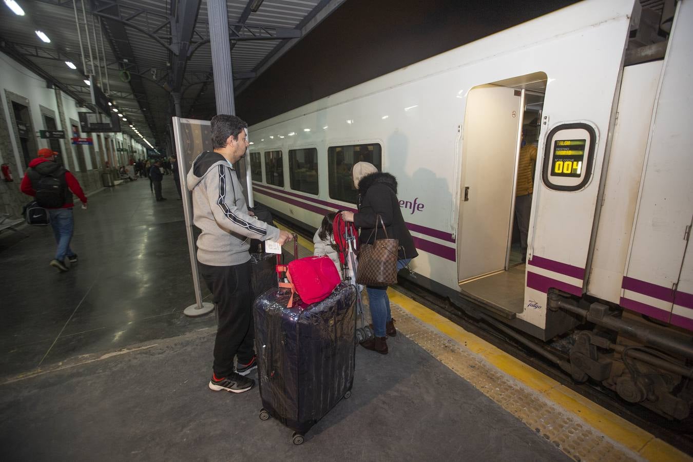 A las 7:35 horas ha partido puntual, con 110 viajeros a bordo, el Talgo que une ya Granada con Madrid en cinco horas