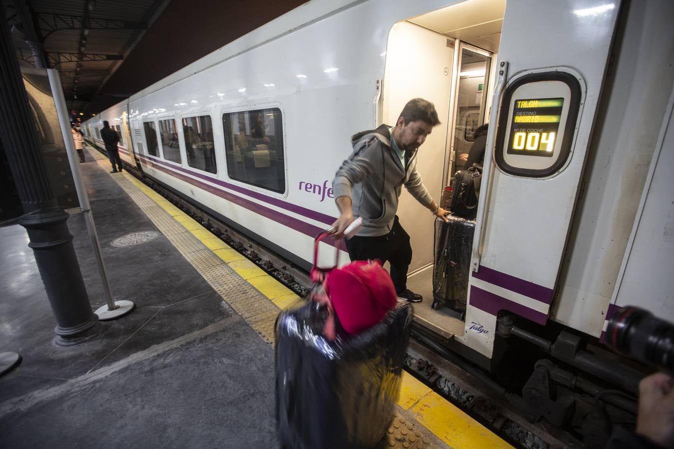 A las 7:35 horas ha partido puntual, con 110 viajeros a bordo, el Talgo que une ya Granada con Madrid en cinco horas