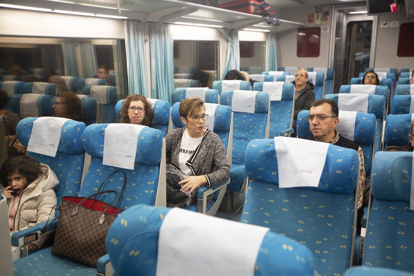 A las 7:35 horas ha partido puntual, con 110 viajeros a bordo, el Talgo que une ya Granada con Madrid en cinco horas