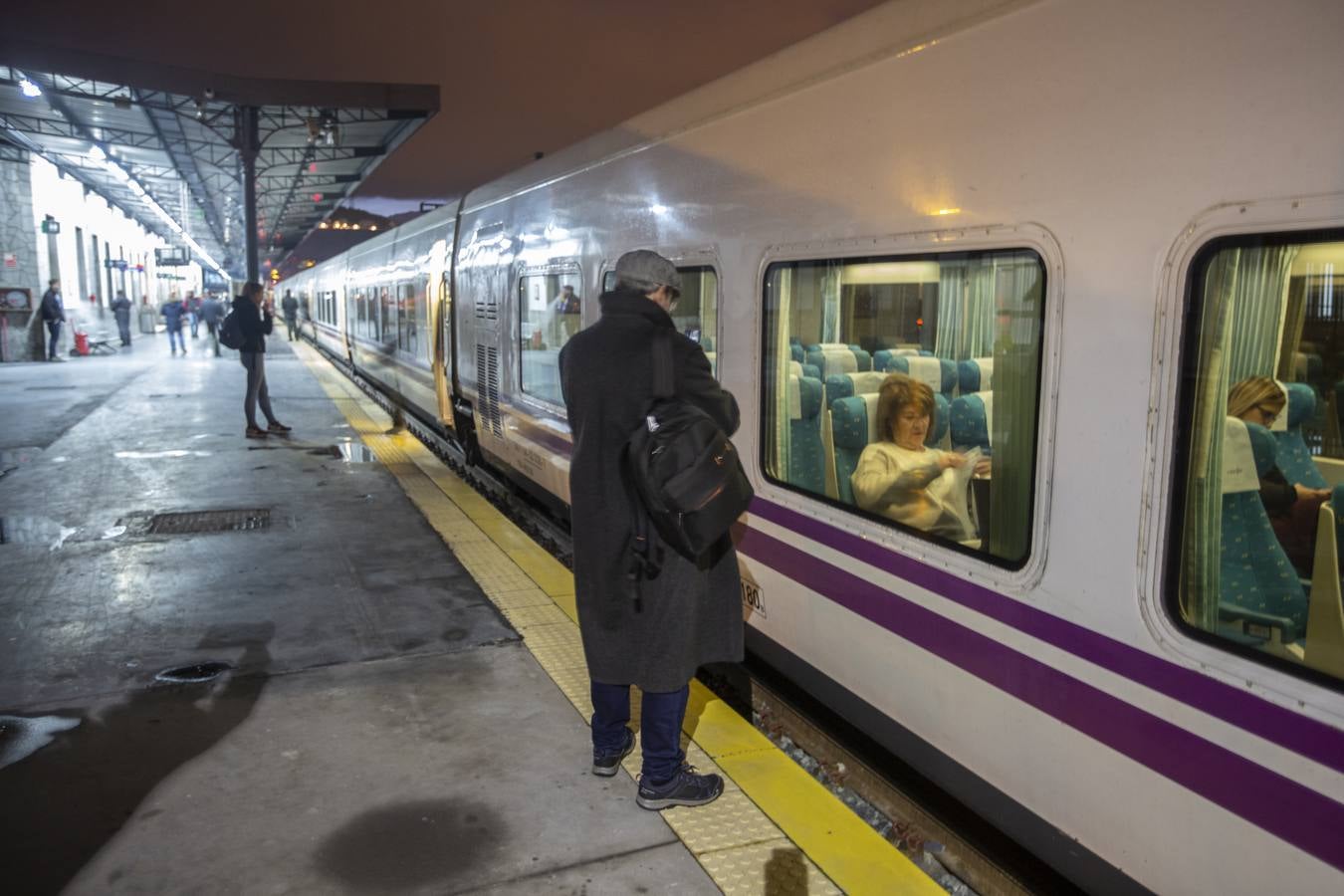 A las 7:35 horas ha partido puntual, con 110 viajeros a bordo, el Talgo que une ya Granada con Madrid en cinco horas