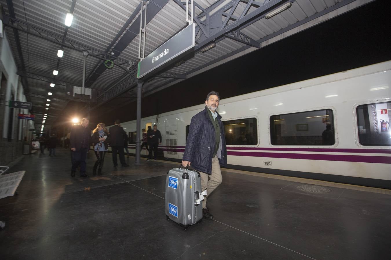 A las 7:35 horas ha partido puntual, con 110 viajeros a bordo, el Talgo que une ya Granada con Madrid en cinco horas