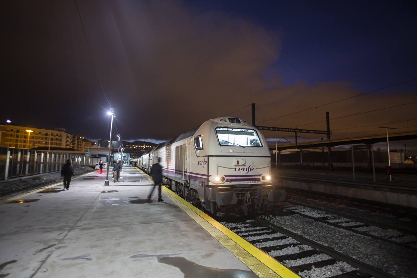 A las 7:35 horas ha partido puntual, con 110 viajeros a bordo, el Talgo que une ya Granada con Madrid en cinco horas