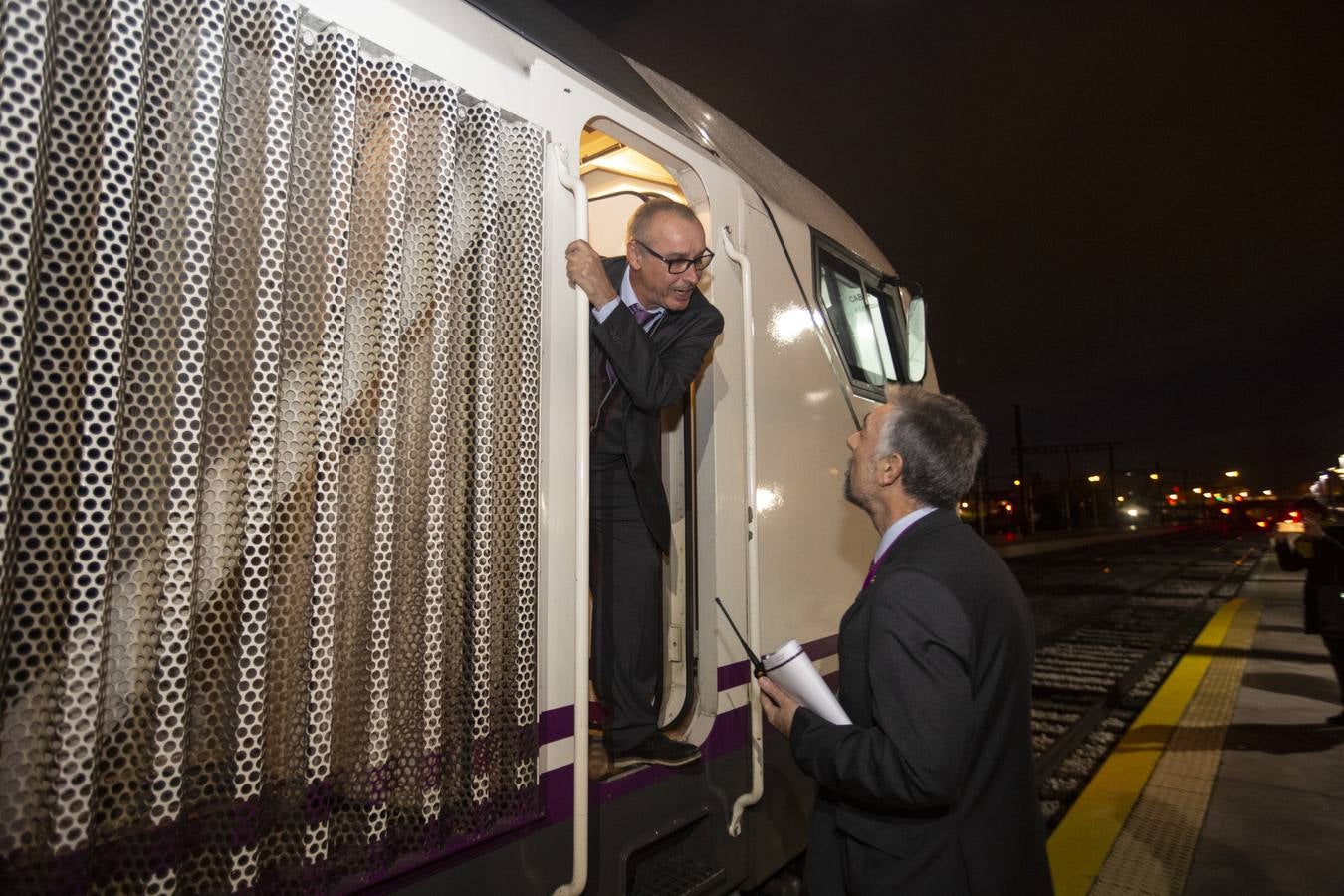 A las 7:35 horas ha partido puntual, con 110 viajeros a bordo, el Talgo que une ya Granada con Madrid en cinco horas