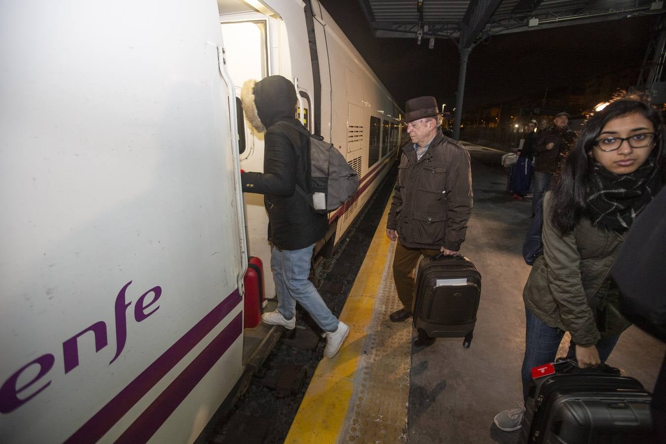 A las 7:35 horas ha partido puntual, con 110 viajeros a bordo, el Talgo que une ya Granada con Madrid en cinco horas