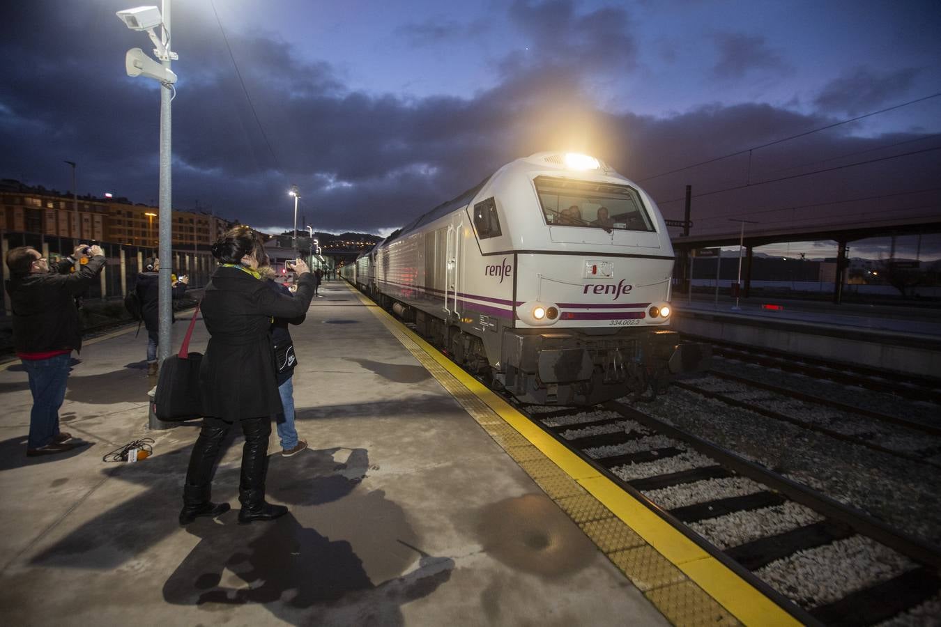 A las 7:35 horas ha partido puntual, con 110 viajeros a bordo, el Talgo que une ya Granada con Madrid en cinco horas