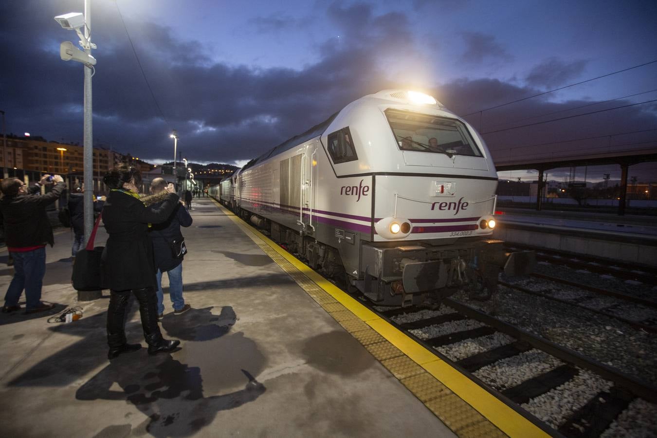 A las 7:35 horas ha partido puntual, con 110 viajeros a bordo, el Talgo que une ya Granada con Madrid en cinco horas
