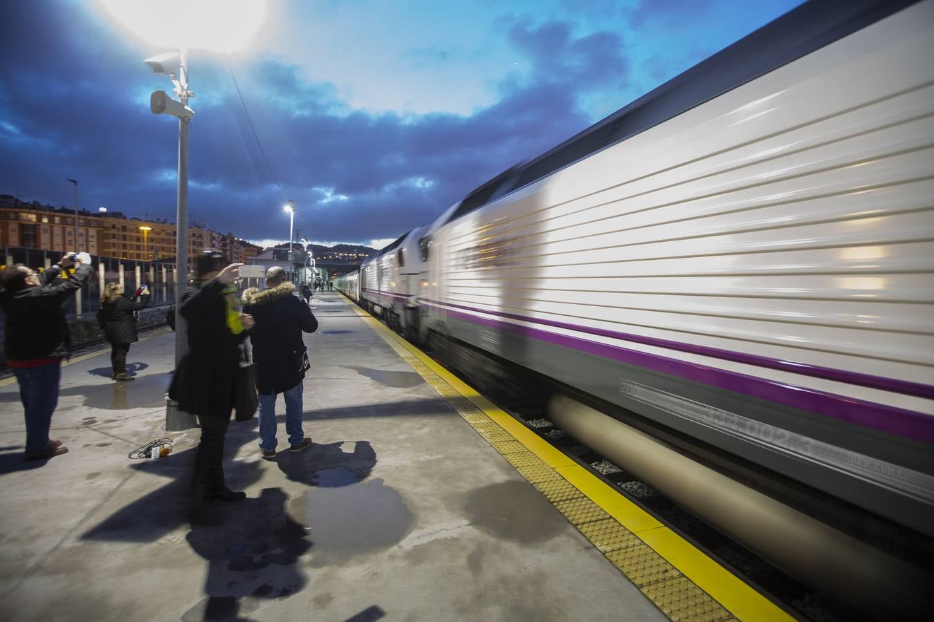 A las 7:35 horas ha partido puntual, con 110 viajeros a bordo, el Talgo que une ya Granada con Madrid en cinco horas