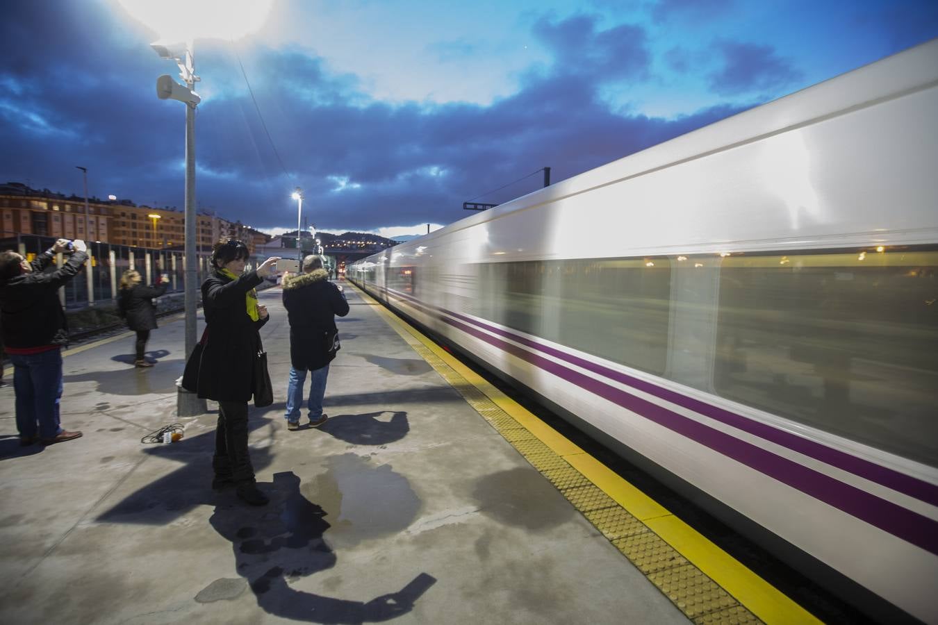 A las 7:35 horas ha partido puntual, con 110 viajeros a bordo, el Talgo que une ya Granada con Madrid en cinco horas