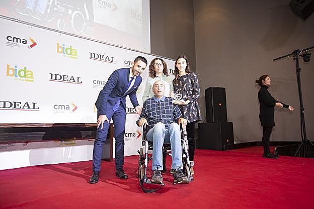 Abarca recibe el premio del redactor de IDEAL Camilo Álvarez junto a su mujer y su hija.
