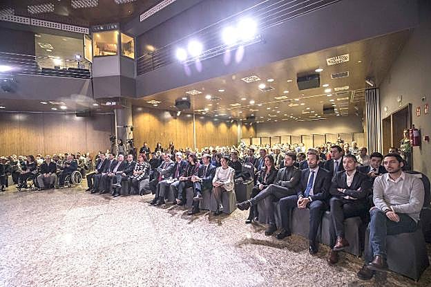 Autoridades, colectivos sociales, amigos y familiares arroparon a los premiados en la gala celebrada en el hotel Barceló Congress.
